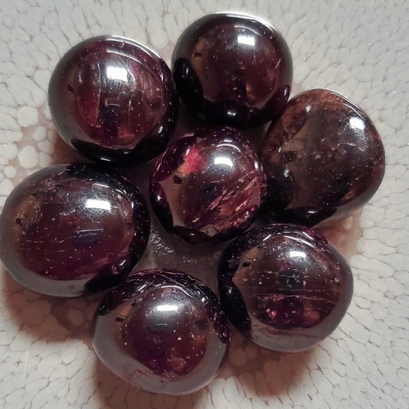 Star Garnet Tumble - Picture 2 of 3